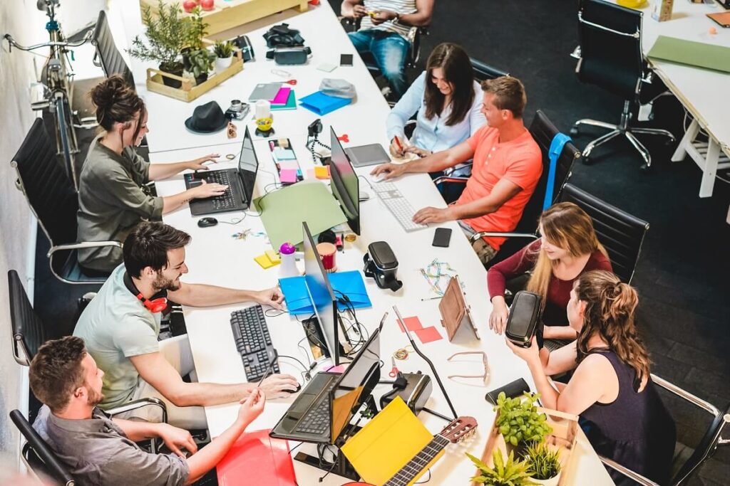 Pessoas felizes planejando um novo projeto no escritório de trabalho criativo