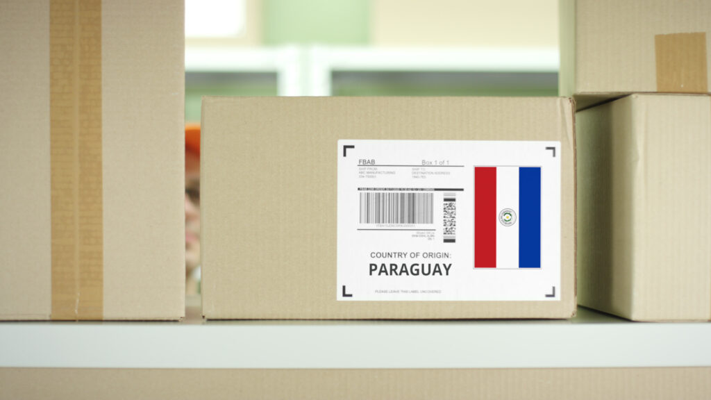 Caixa com etiqueta com bandeira do Paraguai