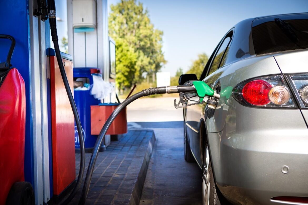 Carro sendo abastecido no posto de gasolina