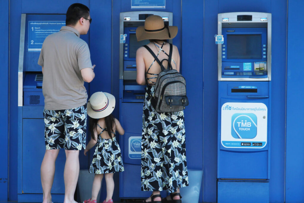 Família realizando Saque ATM.