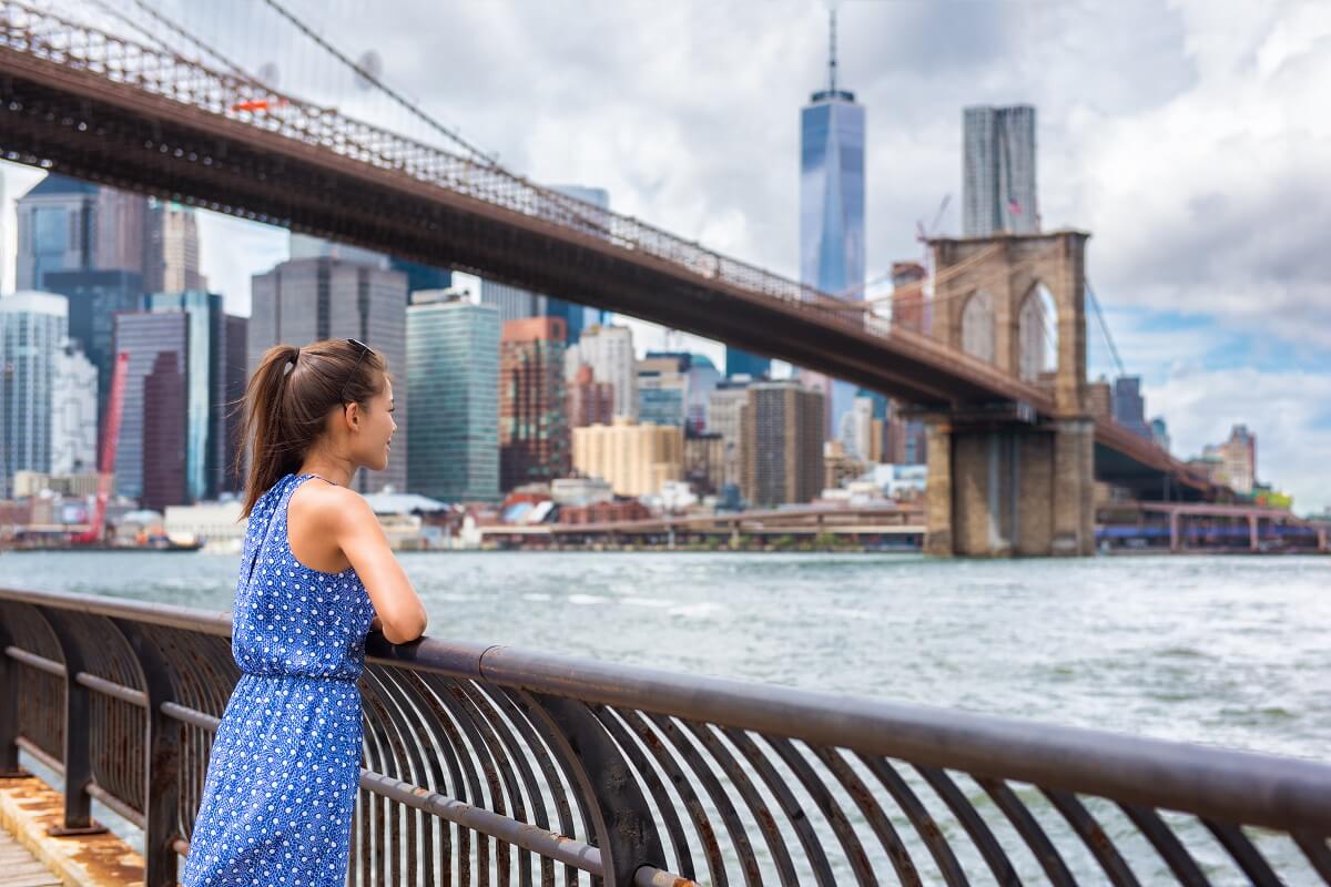 Mulher desfrutando da vista do horizonte de Manhattan do parque Brooklyn