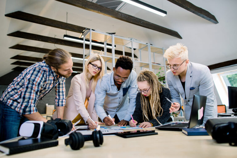 Pessoas trabalhando em uma Lean Startup.