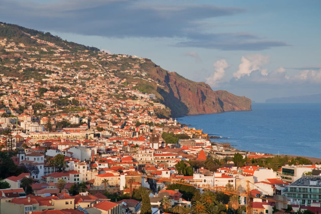 Foto aérea da cidade de Funchal, em Portugal.