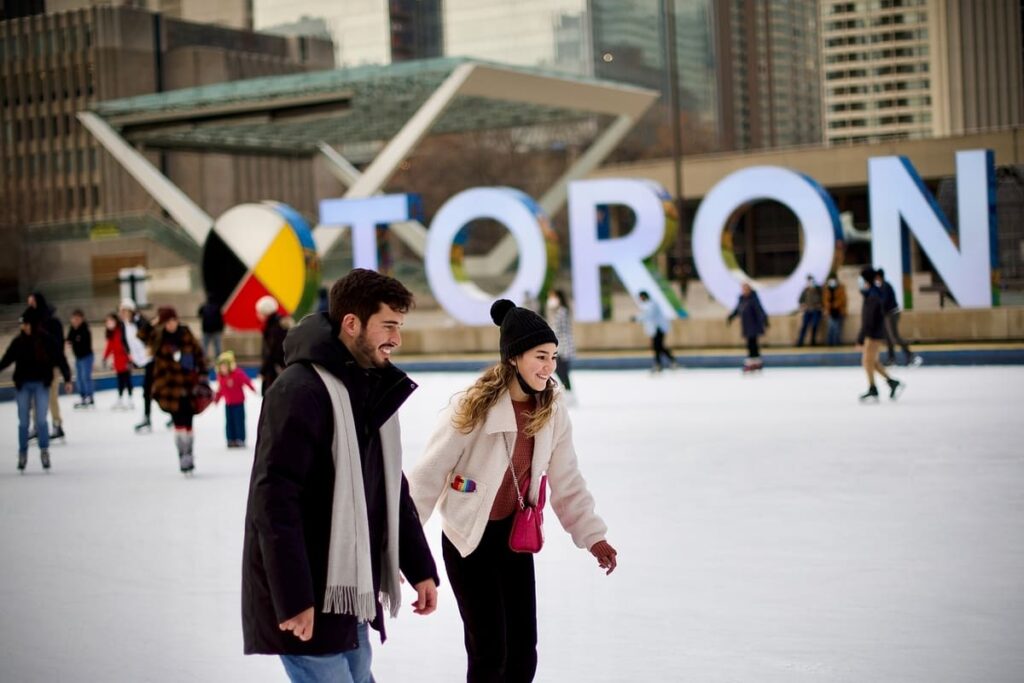 Casal patinando em Toronto.