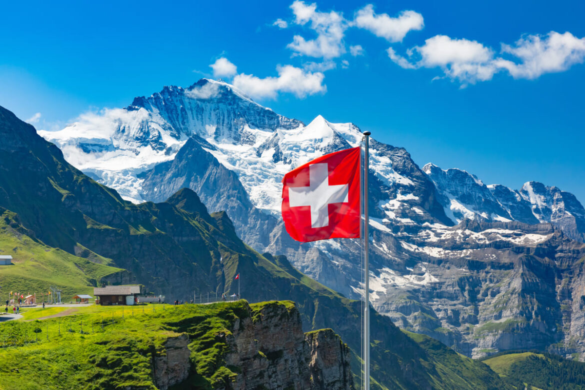 Paisagem com montanhas na Suíça.