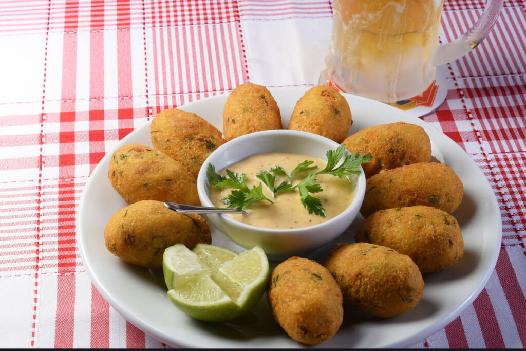 Tradicional bolinho de bacalhau, da culinária portuguesa