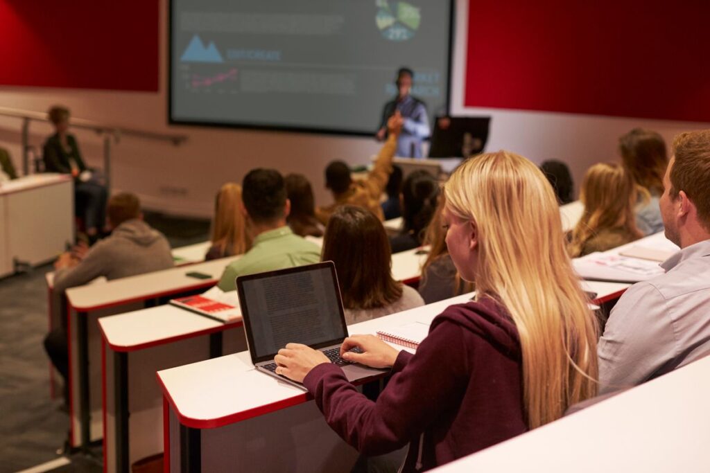 Alunos assistindo aula de doutorado no exterior