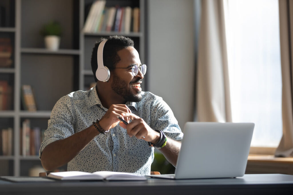 Homem escutando um podcast.