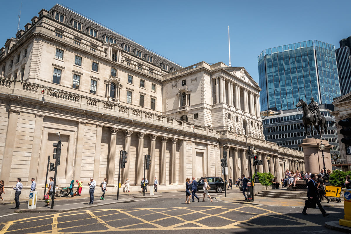 Fachada de banco representando o salário mínimo na Inglaterra.