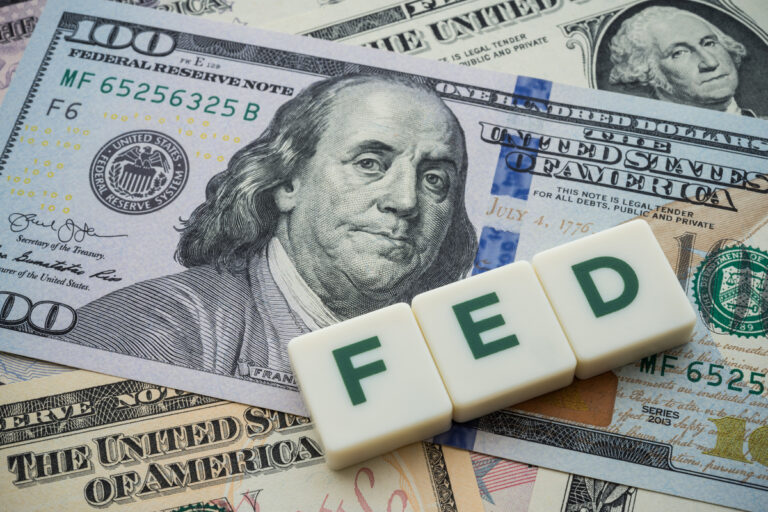 peças pequenas escrito fed em cima das notas de dólar