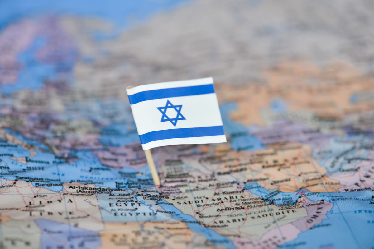 Bandeira em mapa com destino de viagem para Israel.