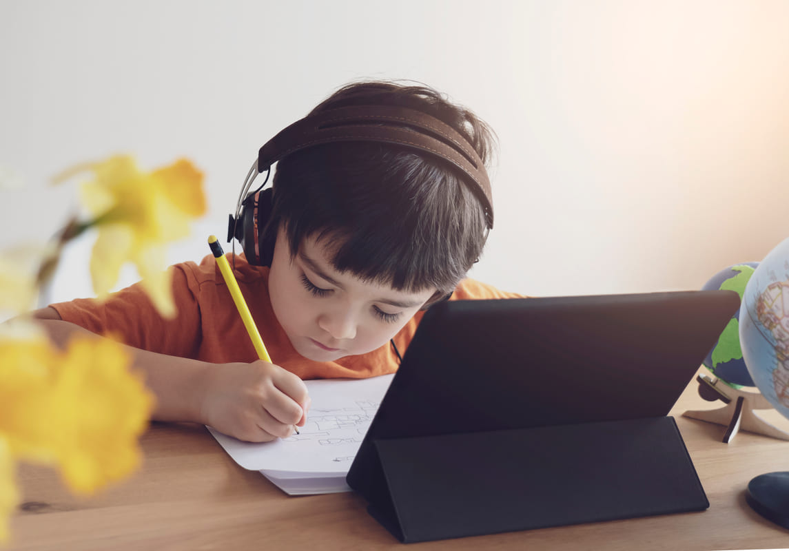 Criança estudando por meio dos benefícios das edtechs