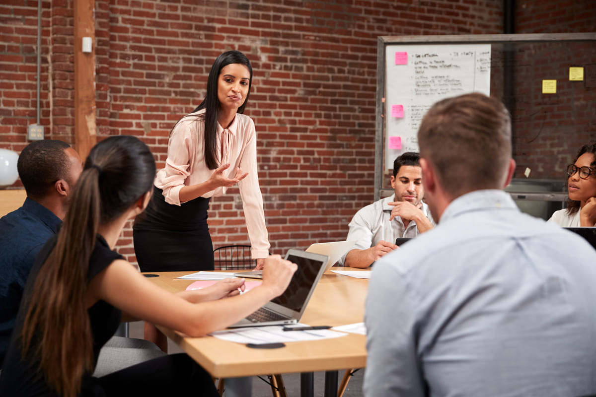 Liderança feminina palestrando para sua equipe