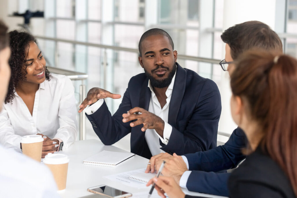 Liderança em uma discussão ao redor de uma mesa