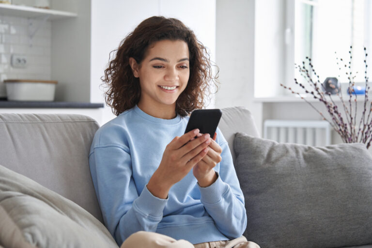 mulher acessando a plataforma Privacy pelo celular