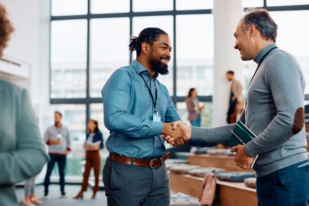 Participante do Startup Summit fazendo networking durante o evento. 