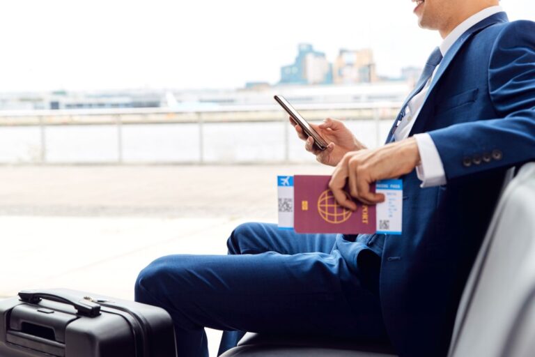 Homem com visto para Inglaterra e passaporte no aeroporto