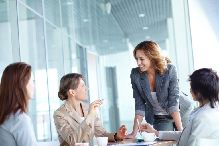 mulheres ricas conversando sobre investimentos