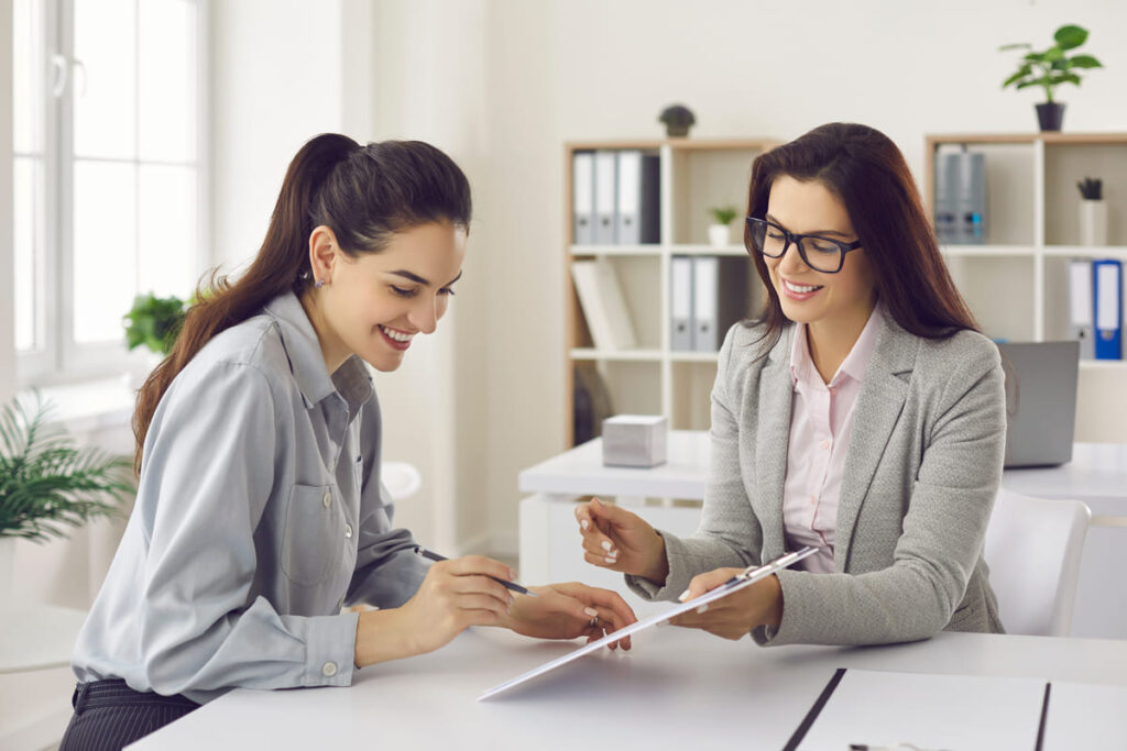 Mulheres analisando contrato de leasing.