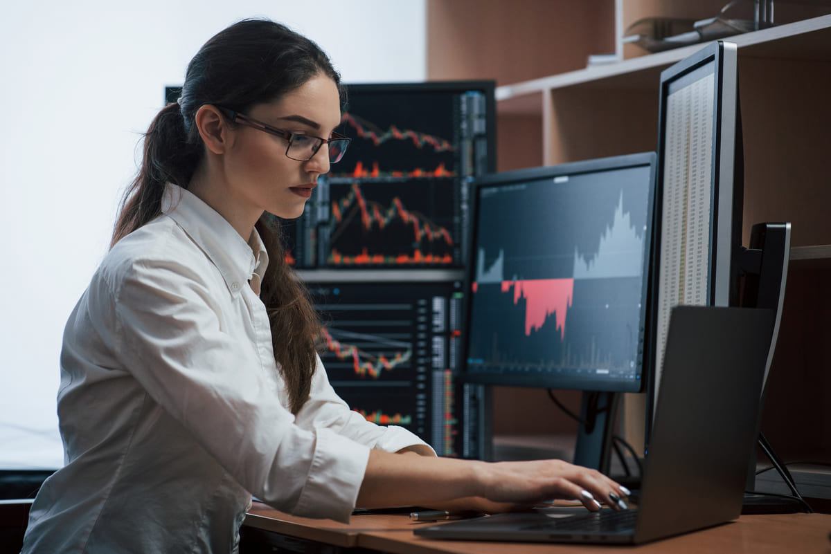 Mulher analisando maiores BDRs do mercado.