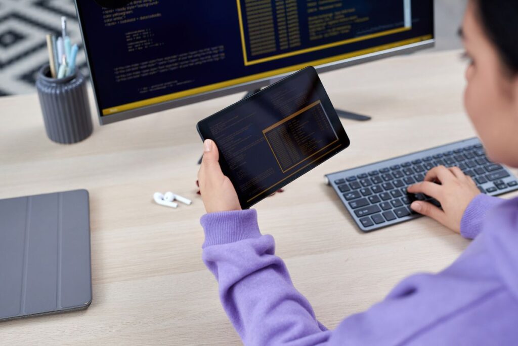 Homem criando software no computador. 