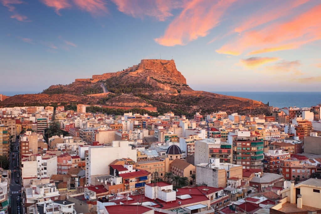 Cidade com montanhas na Espanha.