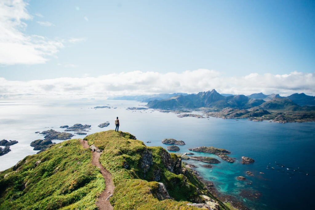 Paisagem com montanhas e um lago na Noruega.