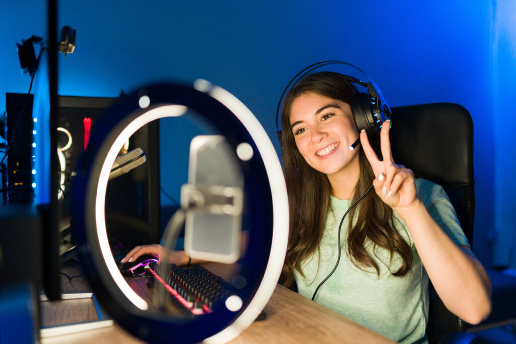 Menina usando ring light como equipamento de iluminação para vídeo