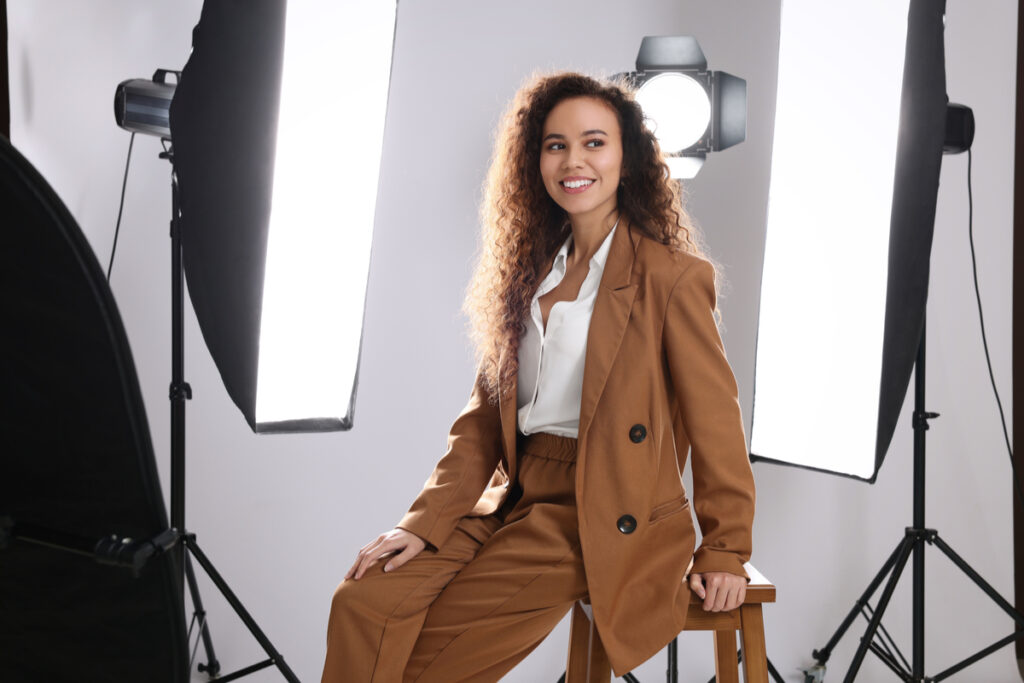 mulher usando a softbox para melhorar a iluminação do vídeo 