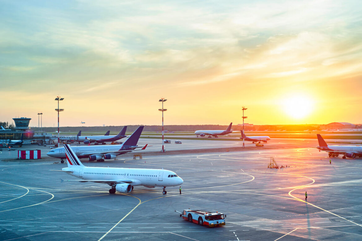 Aviões em uma pista representando o leilão de aeroportos.