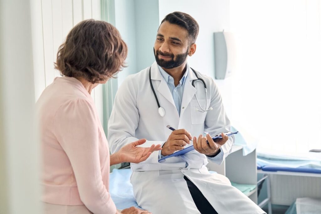 Médico atendendo paciente pelo sistema nacional de saúde na Inglaterra.