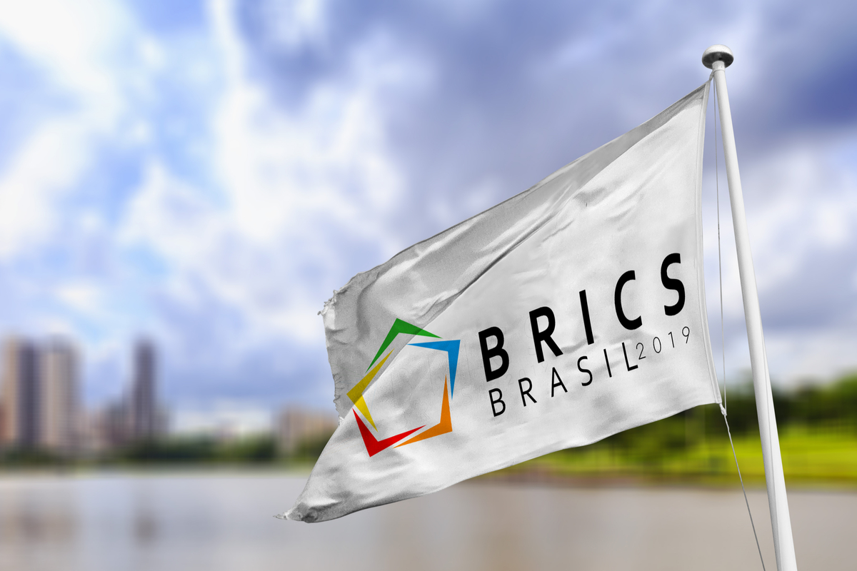 Foto de bandeira branca escrito BRICS Brasil