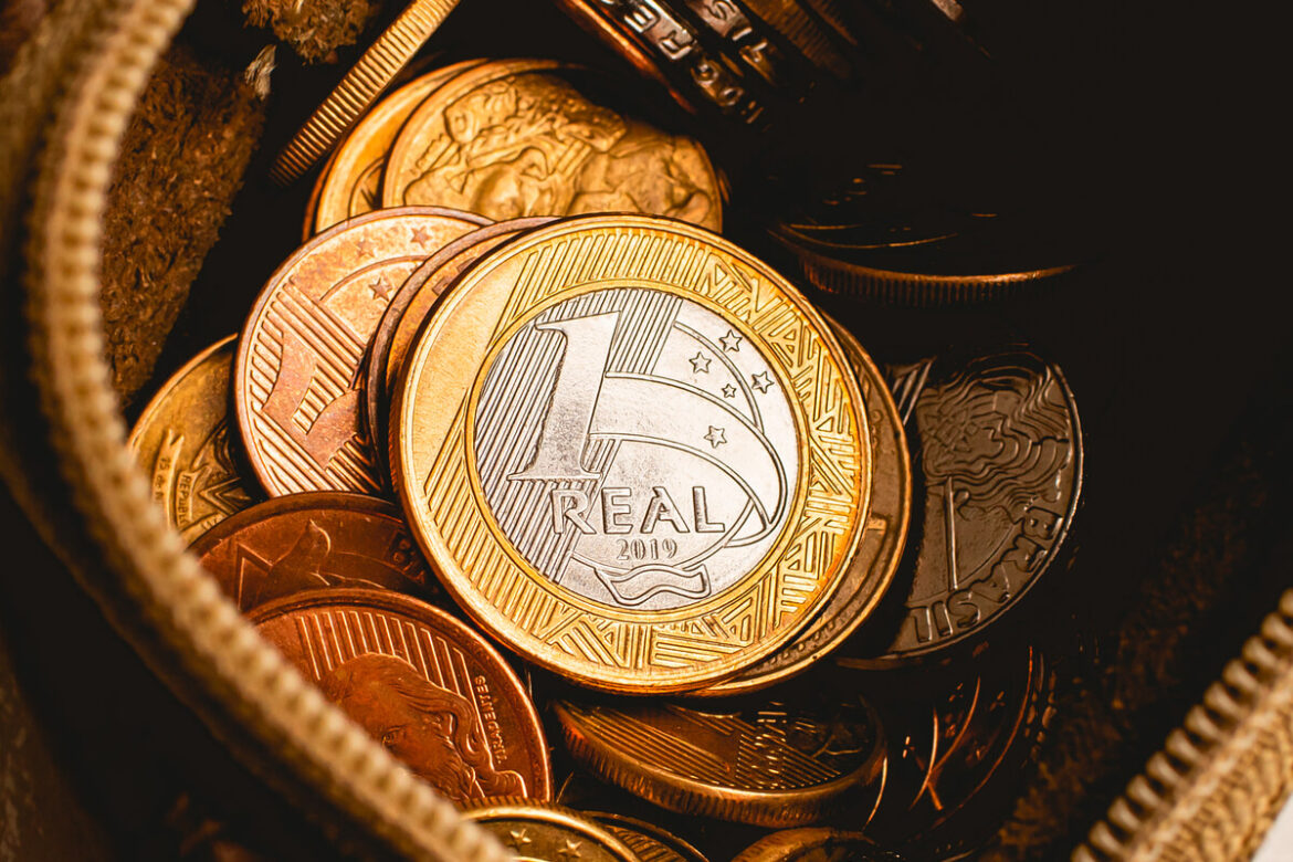 Imagem de moedas de 1 real dentro de uma bolsa