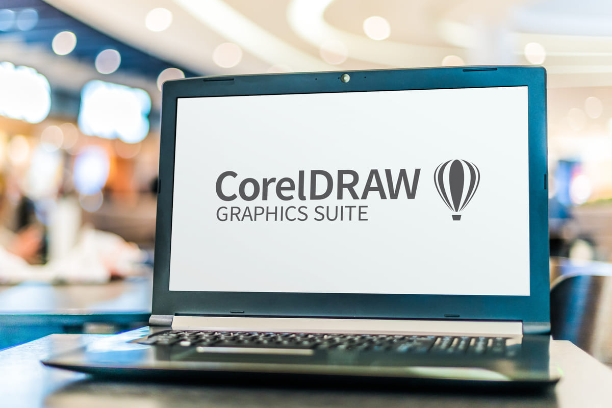 Notebook com logotipo do CorelDRAW na tela