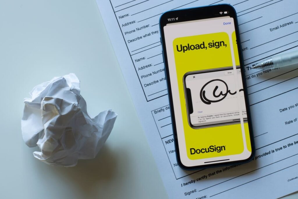 Celular com aplicativo para mostrar recursos da DocSign