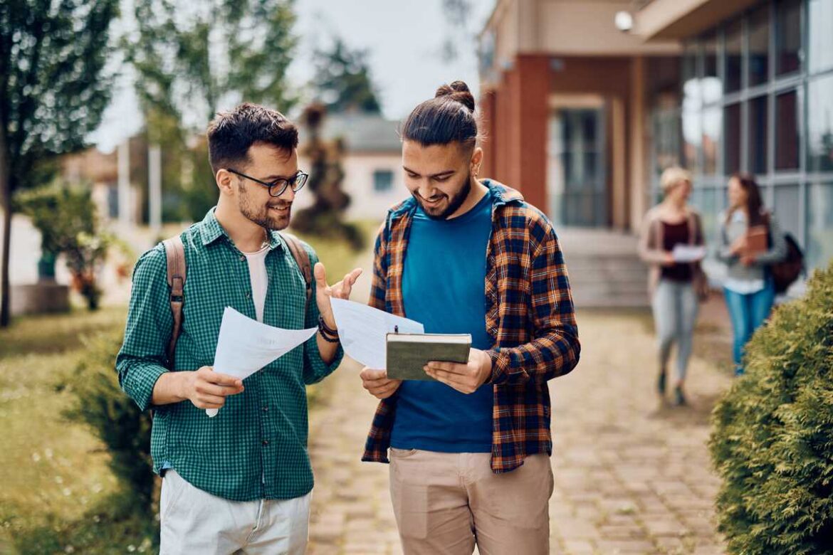 Dois estudantes lendo as condições da renegociação do FIES 2024.