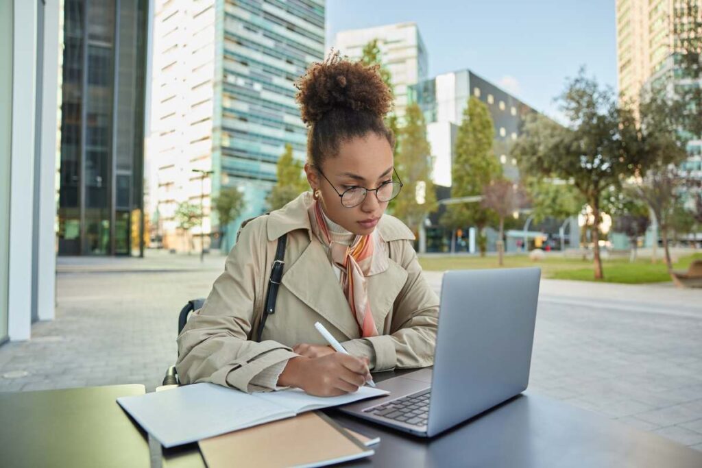 Estudante no notebook calculando a renegociação do FIES 2024. 