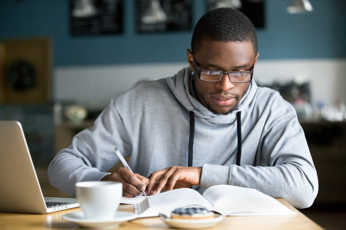 Homem estudando doutorado sanduíche