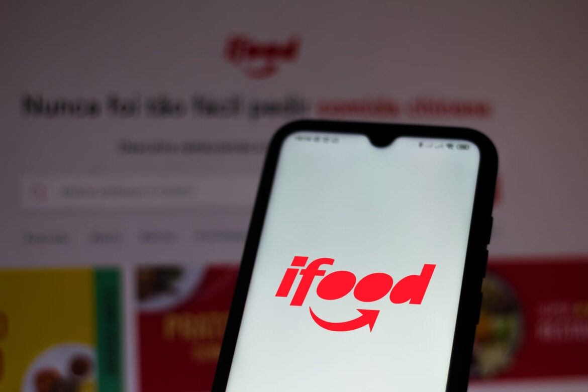 Telefone aberto no aplicativo iFood