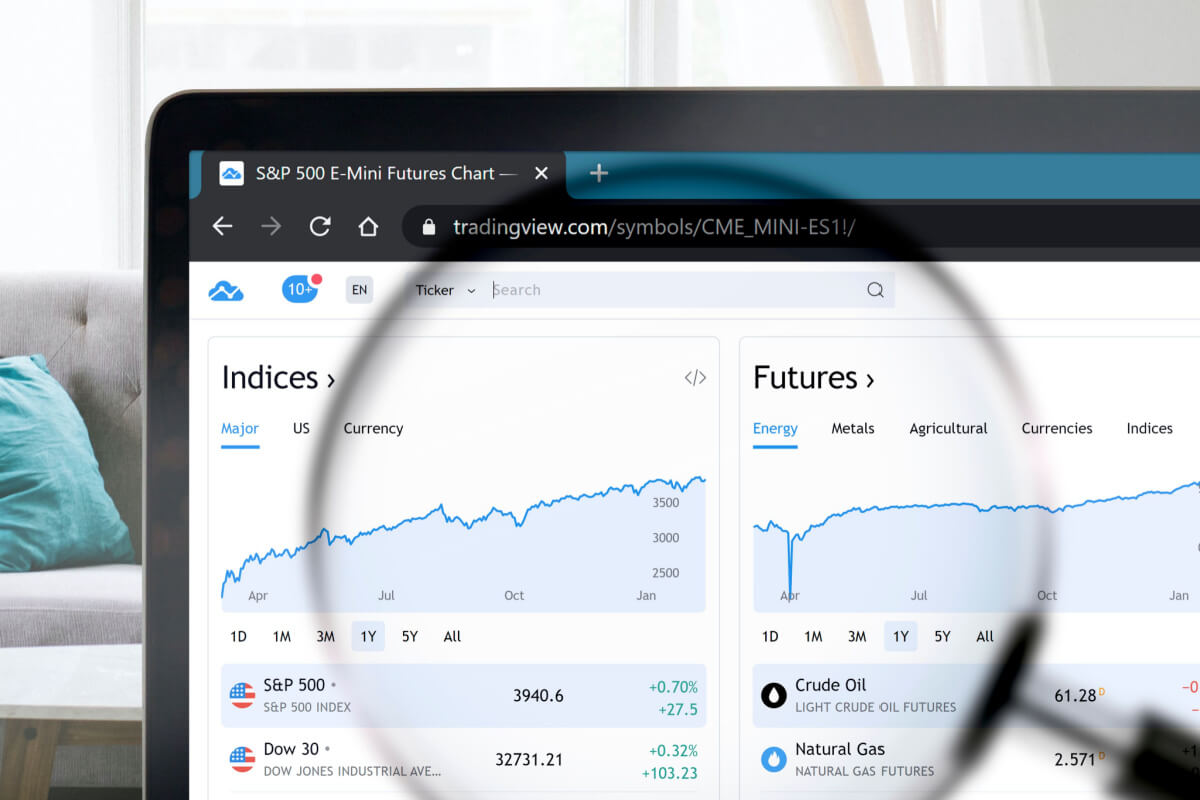 Tela do computador com a interface do Tradingview