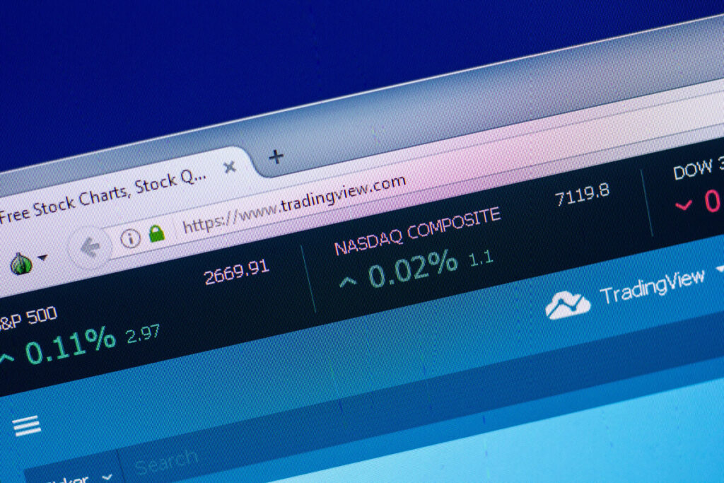 Interface do TradingView é intuitiva e fácil de usar.