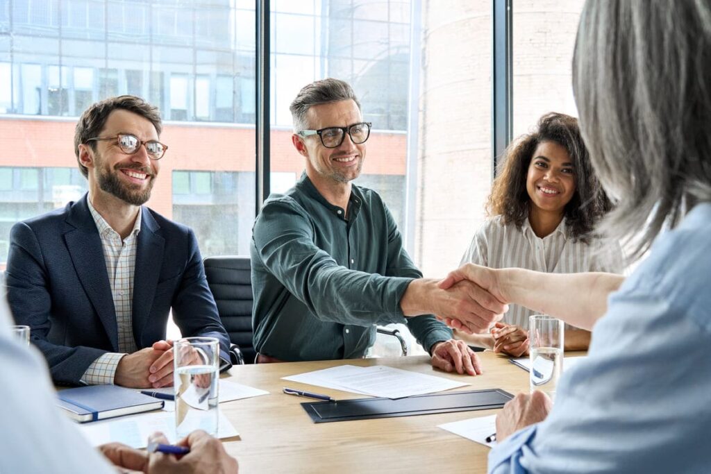 Homem cumprimentando mulher para simular customer success.