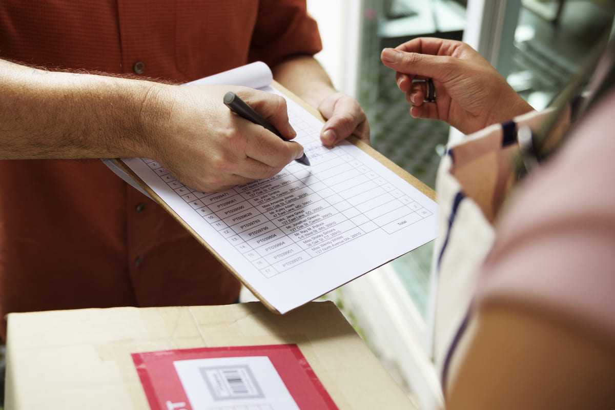 Frete FOB e CIF em documento de entregador de produtos