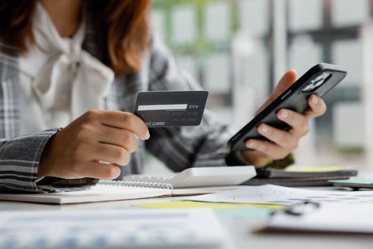 Mulher ativando o cartão Nubank Platinum pelo smartphone.