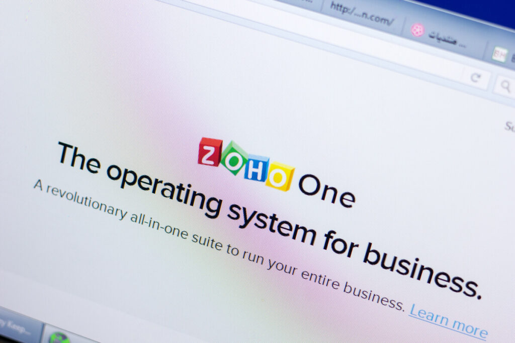 A imagem mostra a tela de abertura do site Zoho, onde diz: O sistema operacional para empresas
Um revolucionário tudo em um para gerir todo o seu negócio