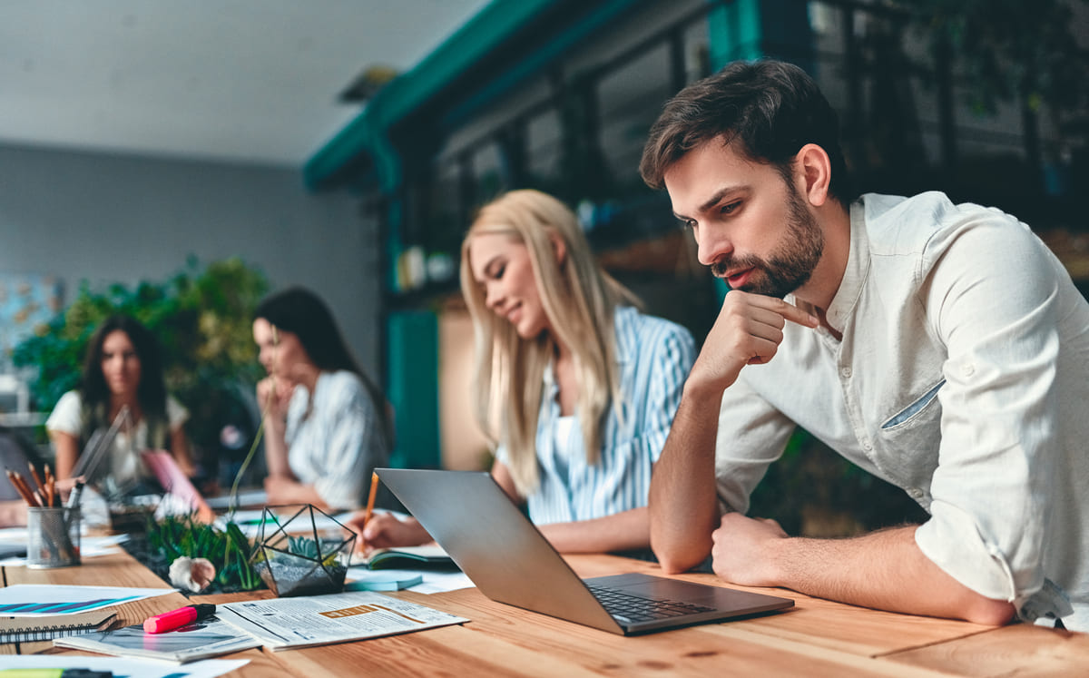 Pessoas trabalhando em um coworking.