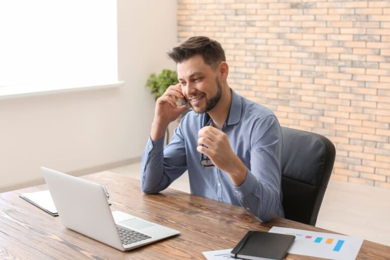 Homem usando o computador para habilitar o Radar Siscomex.