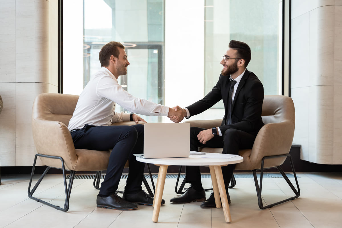 Homens se cumprimentando para falar sobre programa de fidelidade