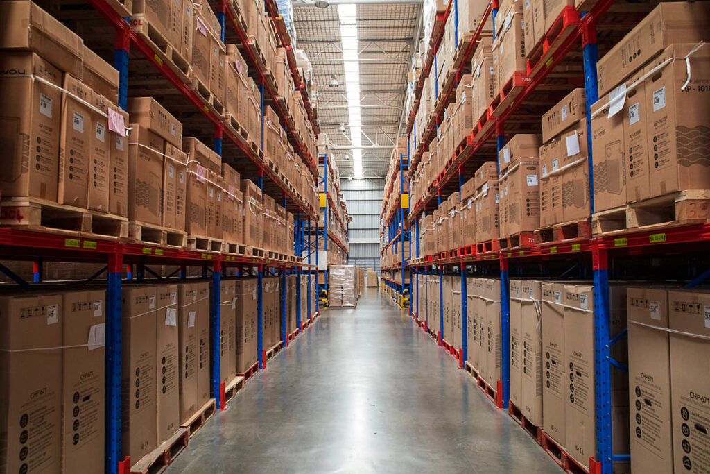 Imagem mostra o interior de um armazém para falar das vantagens do cross docking