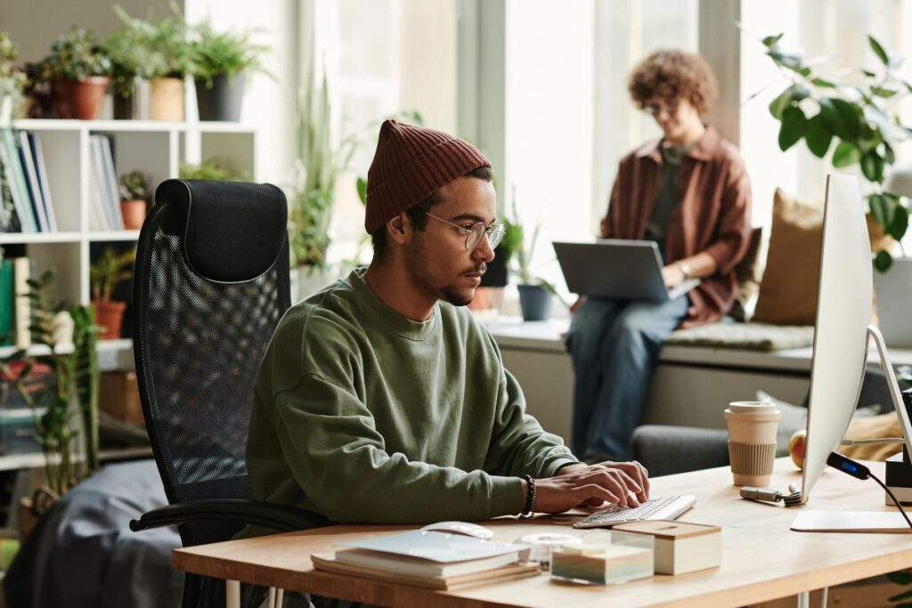 Homem pesquisando o que é dropshipping no computador. 